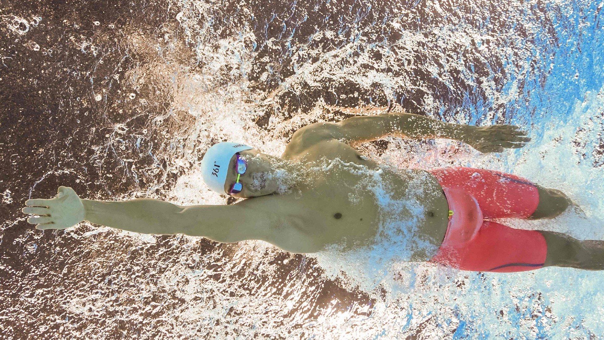 郭艾伦训练营上演欧洲步教学 萌娃模仿引爆网络，这球走步了吗？